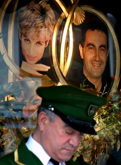 En los almacenes Harrods de Londres, propiedad del millonario egipcio Mohamed Al Fayed, se han guardado dos minutos de silencio en memoria de su hijo, Dodi Al Fayed, y de Diana. Además, se han colocado fotografias de la pareja en el escaparate.