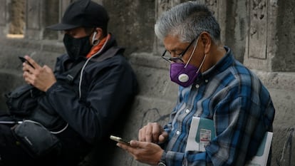 Dos hombres con teléfono móvil en Ciudad de México.