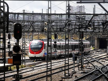 Un tren de Cercanías Renfe a su llegada a la estación de Atocha.