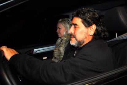 Diego Armando Maradona y su pareja Verónica Ojeda  salen de la clínica donde se encuentra ingresada la madre de exfutbolista, Dalma Salvadora Franco