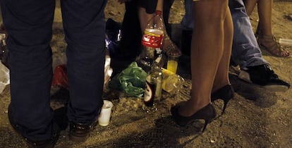 Jóvenes consumiendo alcohol en la calle.