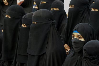 Mujeres musulmanas vestidas con burka participan en una manifestación en Hyderabad (India) en protesta contra la decisión de las autoridades del Estado indio de Karnataka de prohibir el uso del hiyab (el velo utilizado para cubrir la cabeza, el cuello y el pecho por muchas musulmanas) en las escuelas secundarias.