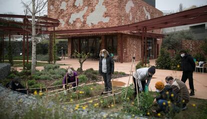 Una voluntària de la fundació treballa amb usuaris durant un taller d'horticultura.