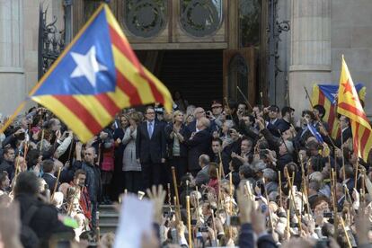 Artur Mas, envoltat de càrrecs públics, després de la seva declaració davant el Tribunal Superior de Justícia de Catalunya.