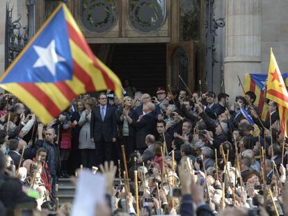 Artur Mas, rodeado de cargos p&uacute;blicos, tras su declaraci&oacute;n ante el Tribunal Superior de Justicia de Catalu&ntilde;a. 