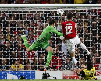 Giroud disputa el balón con el arquero Roman Weidenfeller.