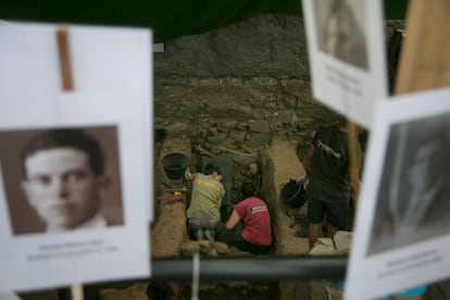 Los retratos de las víctimas -en primer plano, el de Facundo Navacerrada-, señalan el perímetro de la fosa exhumada esta semana en el cementerio de Colmenar Viejo.