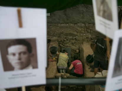 Los retratos de las víctimas -en primer plano, el de Facundo Navacerrada-, señalan el perímetro de la fosa exhumada esta semana en el cementerio de Colmenar Viejo.