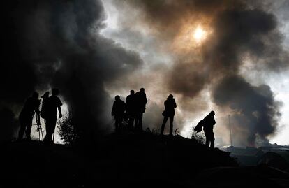 Columnas de humo se elevan al cielo durante en incendio del campamento de Calais.