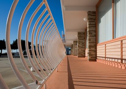 Detalle de la barandilla 
de la terraza de uno 
de los hoteles.