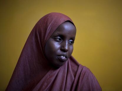 Huba Yousef, de 27 años, espera para dar a luz a su tercer hijo en una sala del Hospital Banadir de Mogadiscio.
