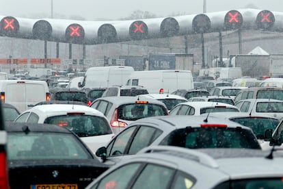 Uno de los peajes de acceso a París, atascado por la fuerte nevada.