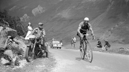 Escalando los Pirineos durante el Tour de 1950.