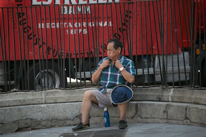 Un hombre toma un descanso este viernes en la Plaza del Rastrillo de Madrid, en Malasaña, durante la cuarta ola de calor