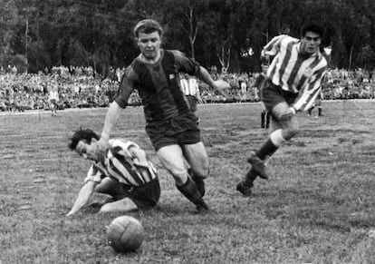 Kubala supera a Martí-Gimeno y Alarcón en el encuentro Atlético de Tetuán- Barcelona (2-5) disputado el 13/4/1952 en el Estadio Varela de Tetuán.