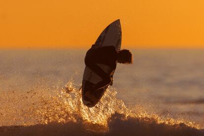 Un surfista en Seaside Beach en Encinitas, California (EE UU).