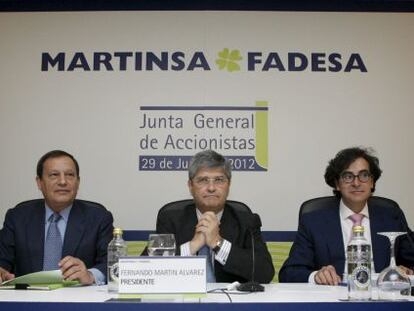 El presidente de la inmobiliaria Martinsa-Fadesa, Fernando Mart&iacute;n (c), acompa&ntilde;ado del consejero delegado, Antonio Mart&iacute;n Criado (i) y el secretario del consejo, &Aacute;ngel Varela, durante una junta General Ordinaria de Accionistas en 2012. EFE/Archivo