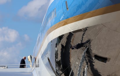 El presidente de Estados Unidos, Donald Trump, embarca en el avión Air Force One para asistir a la Super Bowl, la final del campeonato de fútbol estadounidense, este domingo