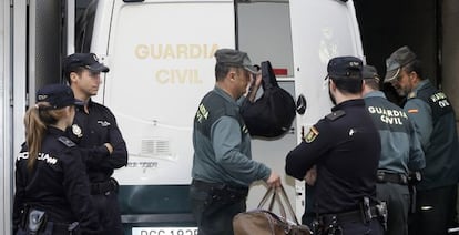 Llegada a la Audiencia Nacional de un furgón de la Guardia Civil con detenidos en la Operación Púnica contra la corrupción.