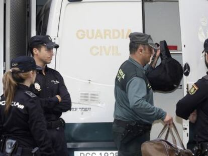 Llegada a la Audiencia Nacional de un furg&oacute;n de la Guardia Civil con detenidos en la Operaci&oacute;n P&uacute;nica contra la corrupci&oacute;n.