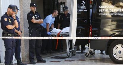Los servicios funerarios trasladan a una de las víctimas, el pasado lunes.