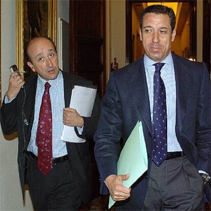 El portavoz del PP en el Congreso, Eduardo Zaplana (a la derecha), junto al diputado popular Miguel Ángel Cortés.