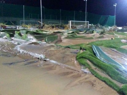 Campo de fútbol del C.D Cardassar tras las inundaciones de octubre 2018.