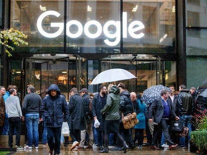 Protesto de trabalhadores do Google em Londres no ano passado.