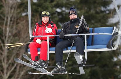 El presidente ruso Vladimir Putin y el presidente de Bielorrusia, Alexander Lukashenko, montan en el teleférico durante una jornada de esquí en la estación del mar Negro de Sochi (Rusia). Los presidentes de Rusia y Bielorrusia han iniciado una ronda de tres días de consultas. 