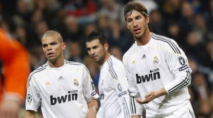 De izquierda a derecha, Pepe, Albiol y Sergio Ramos, durante un partido en el Bernabéu.