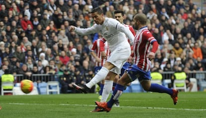 Cristiano dispara para marcar su primer gol.