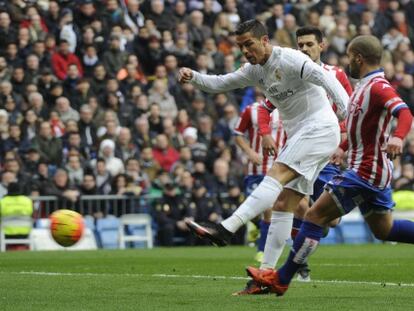 Cristiano dispara para marcar su primer gol.