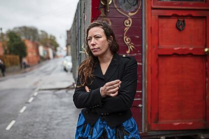 Jayney (en la imagen) conoce bien la discriminación y criminalización del pueblo gitano en Gran Bretaña. Ella se resiste y quiere, junto a su compañero y sus dos hijos, mantener un estilo de vida condenado a desaparecer.