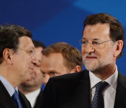 Mariano Rajoy charla con Jos&eacute; Manuel Dur&atilde;o Barroso en el congreso del PP europeo. 
