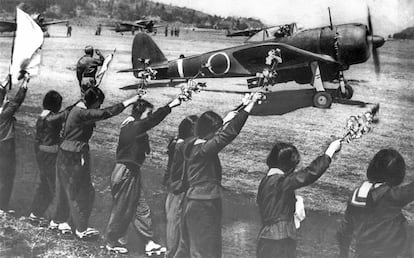 Despedida con ramas de cerezos en flor de un piloto kamikaze en 1945, en una imagen de 'El hombre que salvó a los cerezos'.