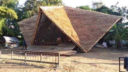 Centro social que se ha construído en el vertedero gracias a fondos de oenegés extranjeras