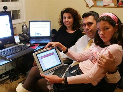 De izquierda a derecha, Susana, Enrique y Claudia Dans.