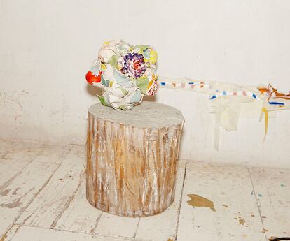 Jarrón de cerámica ‘Tetas y flores’, de Nuria Mora.