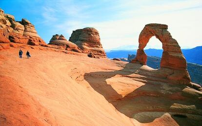 Turistas ante la bóveda natural de Delicate Arch, en el desierto de Utah (EE UU).