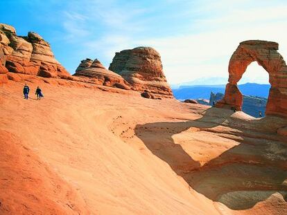 Turistas ante la bóveda natural de Delicate Arch, en el desierto de Utah (EE UU).