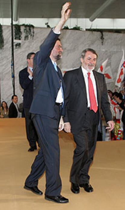 Rajoy y Mayor, el viernes, en el cierre de campaña.