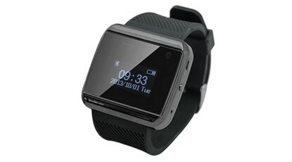 Este smartwatch dispone de pantalla OLED de 0,96 pulgadas y batería de 190 mAh con el que es posible recibir SMS, acceder al historial de llamadas y la agenda del móvil, reproducir música vía bluetooth, responder llamadas en modo manos libres, recibir alertas de notificaciones y todo por un precio de 49 euros.