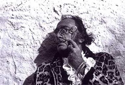 <i>Dalí, jugando con sus nuevas gafas tridimensionales</i>, una imagen tomada en 1973 por Enric Savater.