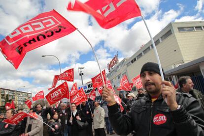 Los trabajadores de Clesa en la puerta de la fábrica de Madrid.