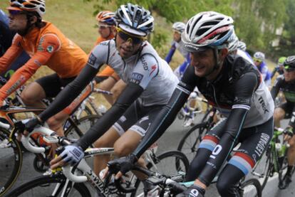 Contador charla con Frank Schleck durante la etapa de ayer