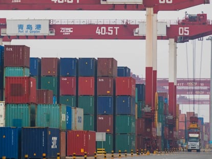 Contêineres no porto de Qingdao, na província de Shandong, em frente à costa da Coreia.