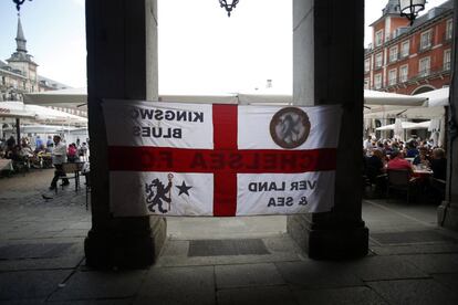 Para este encuentro se prevé la llegada de 3.000 seguidores del Chelsea que la Policía vigilará por toda la ciudad, y especialmente en las cercanías del estadio y en la zona centro. En la iamgen, una bandera del Chelsea colocada en la Plaza Mayor.