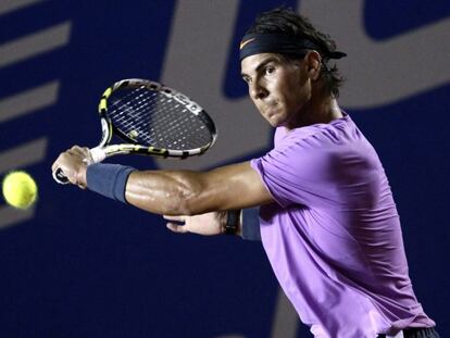 Nadal se dispone a devolver la bola ante Alund.)