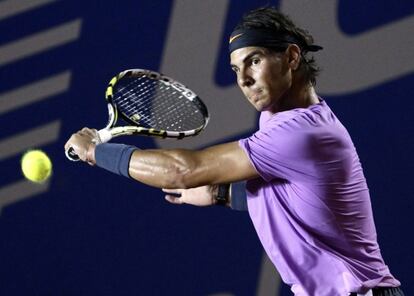 Nadal se dispone a devolver la bola ante Alund.)