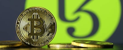 Moneda con el símbolo del Bitcoin 